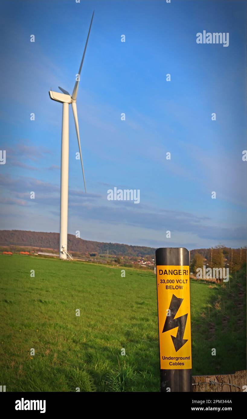 Objections sur les fermes éoliennes à terre - comment exporter l'électricité produite? Câbles souterrains ou pylônes peu esthétiques Banque D'Images