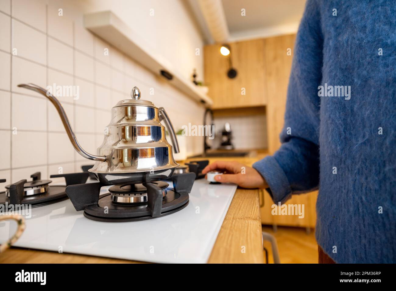 Eau de chauffage dans une bouilloire en acier inoxydable Banque D'Images