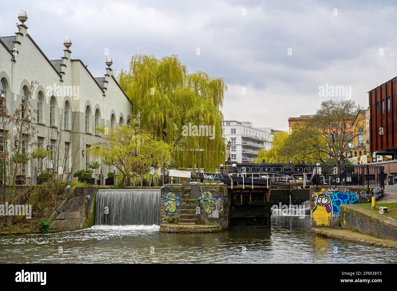 Camden Town, Londres, Royaume-Uni: Regents Canal près de Camden Market et Hawley Wharf. Vue de Hawley Lock. Banque D'Images