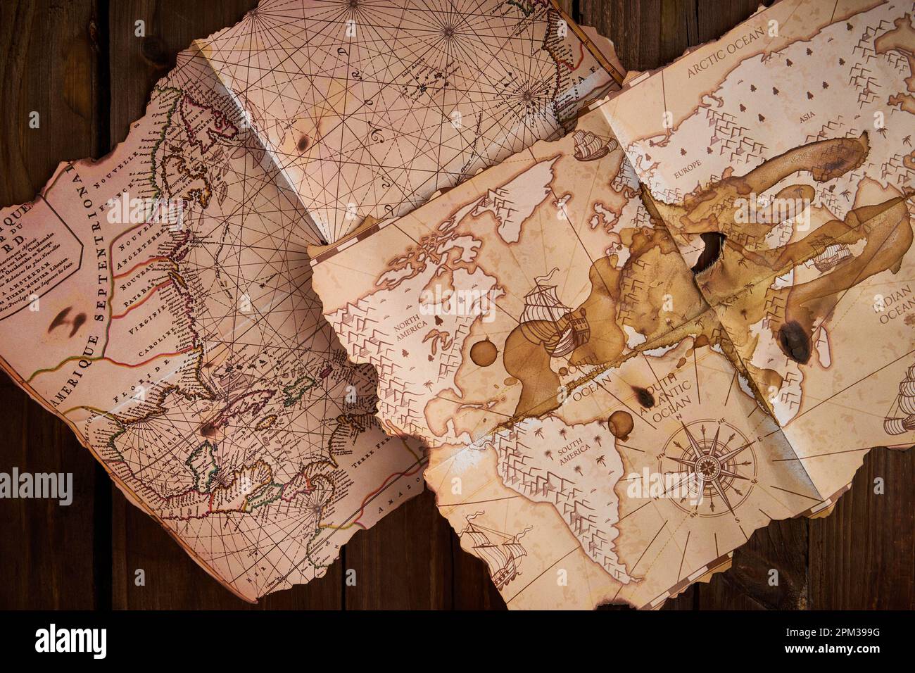 Un gros plan de cartes anciennes sur une table en bois. Banque D'Images