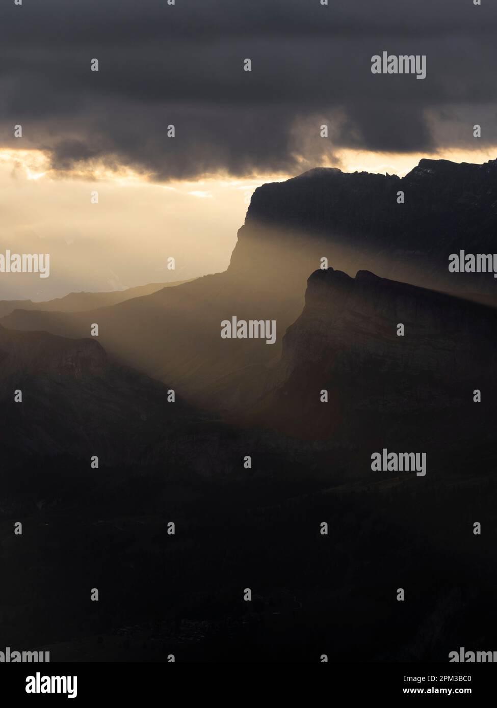 Poutres lumineuses sur la montagne des Rois, Suisse Banque D'Images