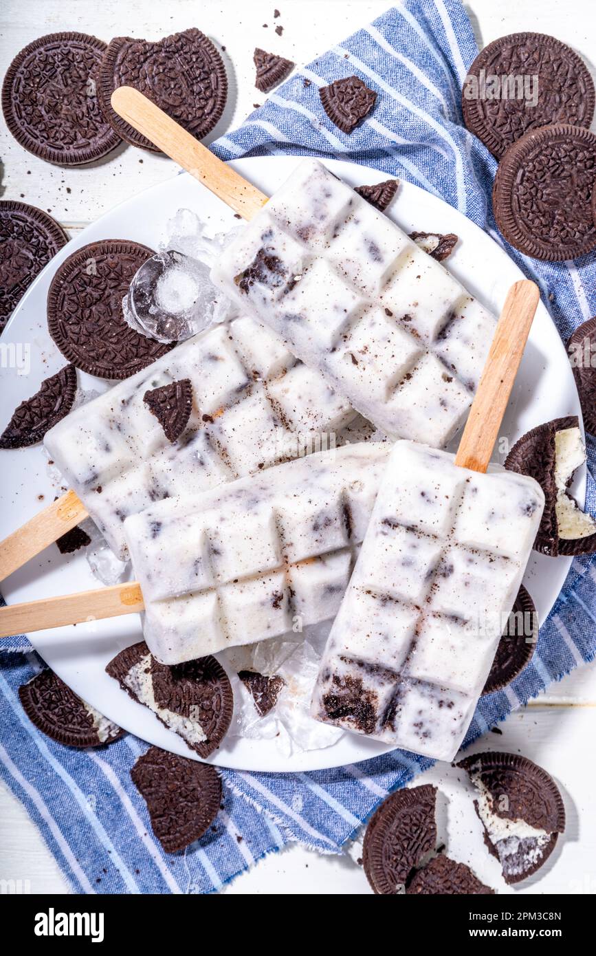 Crème glacée et biscuit popsicles crème glacée, crème glacée vanille sucettes avec des biscuits écrasés au chocolat crumbles, avec beaucoup de biscuits sur la table de cuisine Banque D'Images