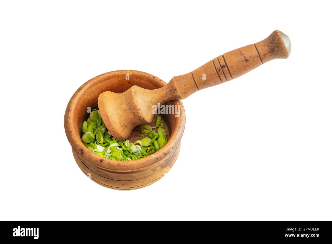 Pâte de feuilles d'ail fraîche et verte appelée mujdei dans la cuisine roumaine, faite dans un mortier de cailloux en bois, doux foyer gros plan Banque D'Images