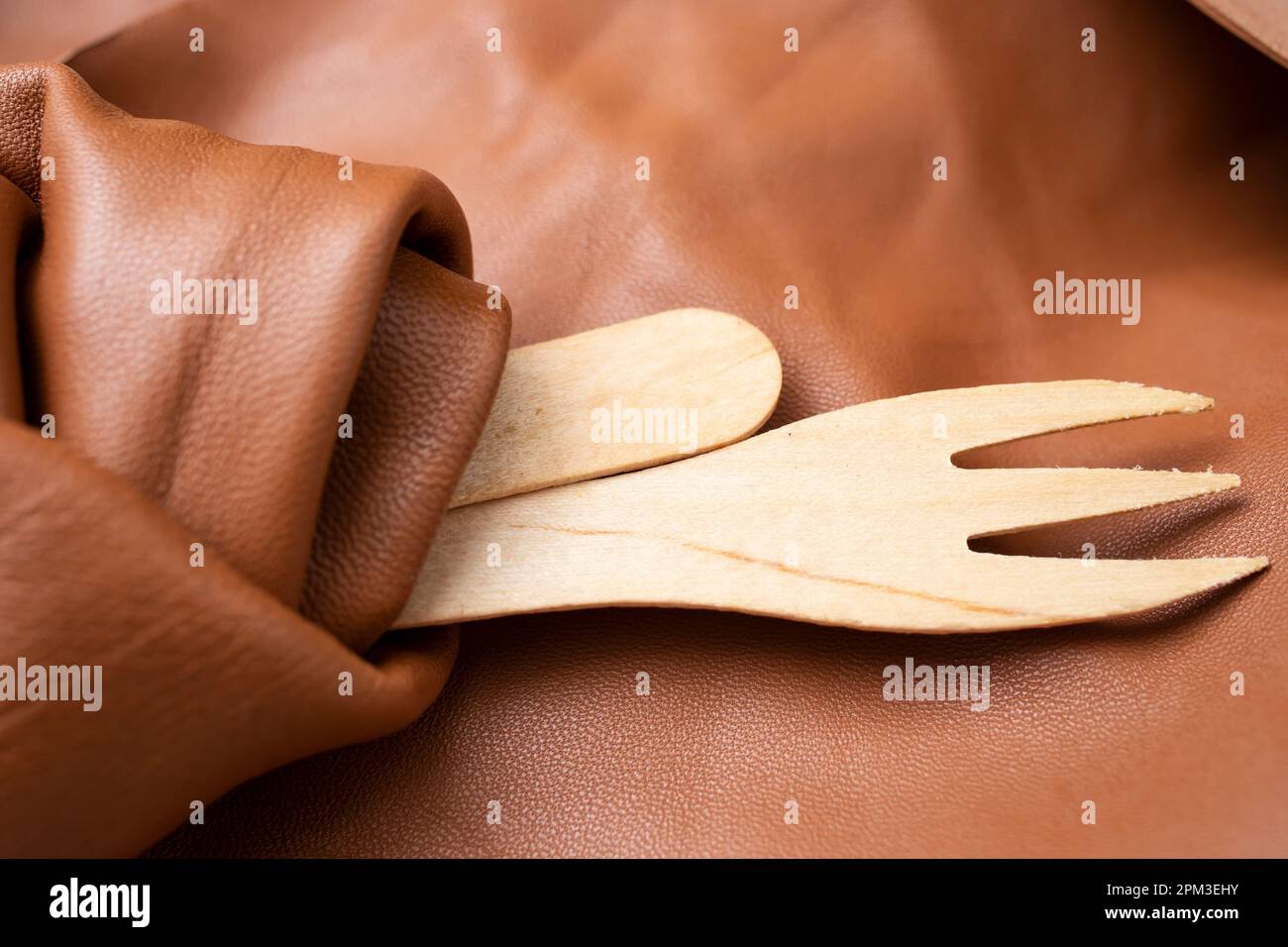 couverts en bois enveloppés de cuir marron, gros plan Banque D'Images