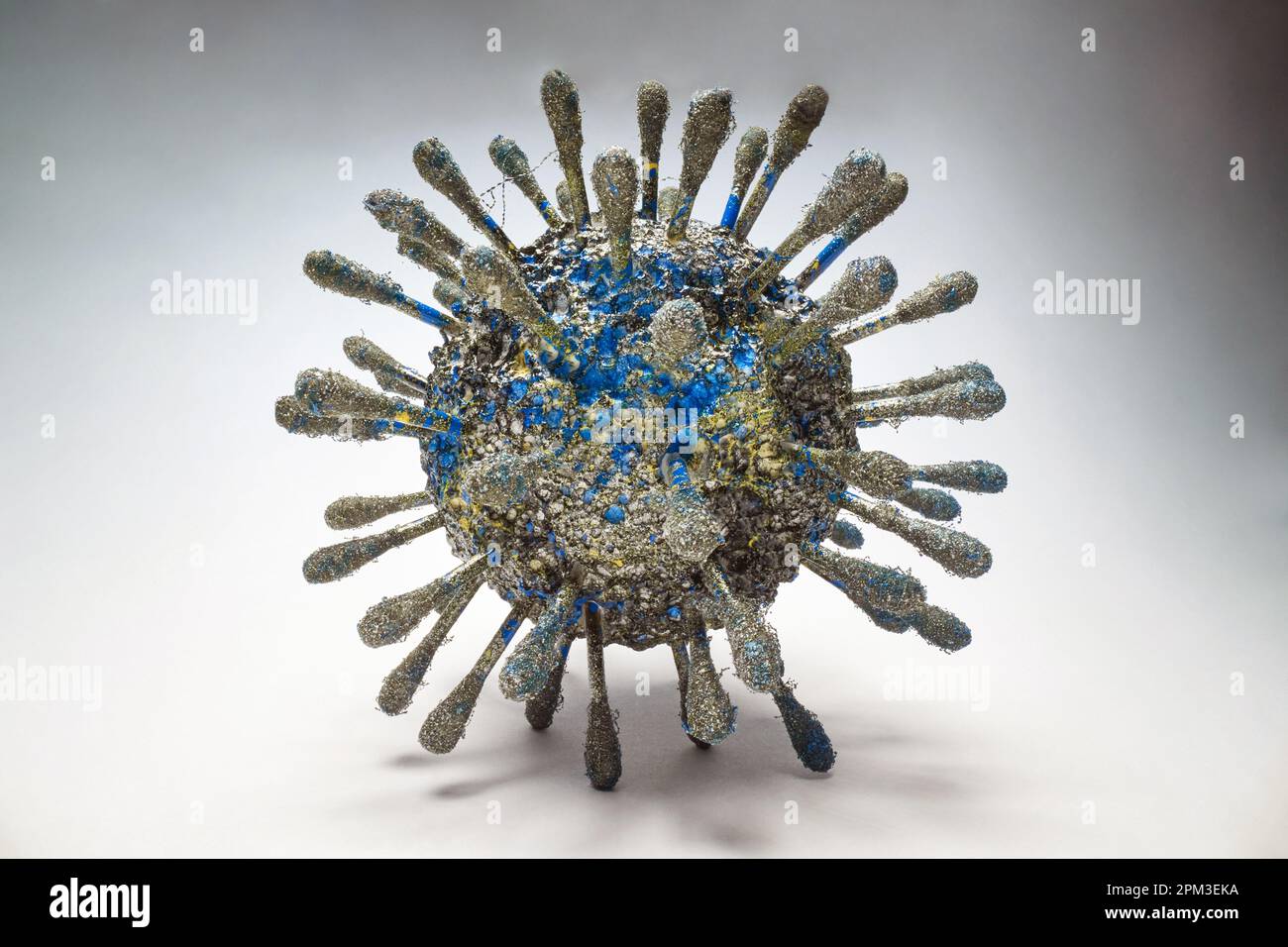 Vue en gros plan d'un modèle réaliste de coronavirus sous la lumière telle qu'elle est vue à travers le microscope. Covid19, corona, pandémie Banque D'Images