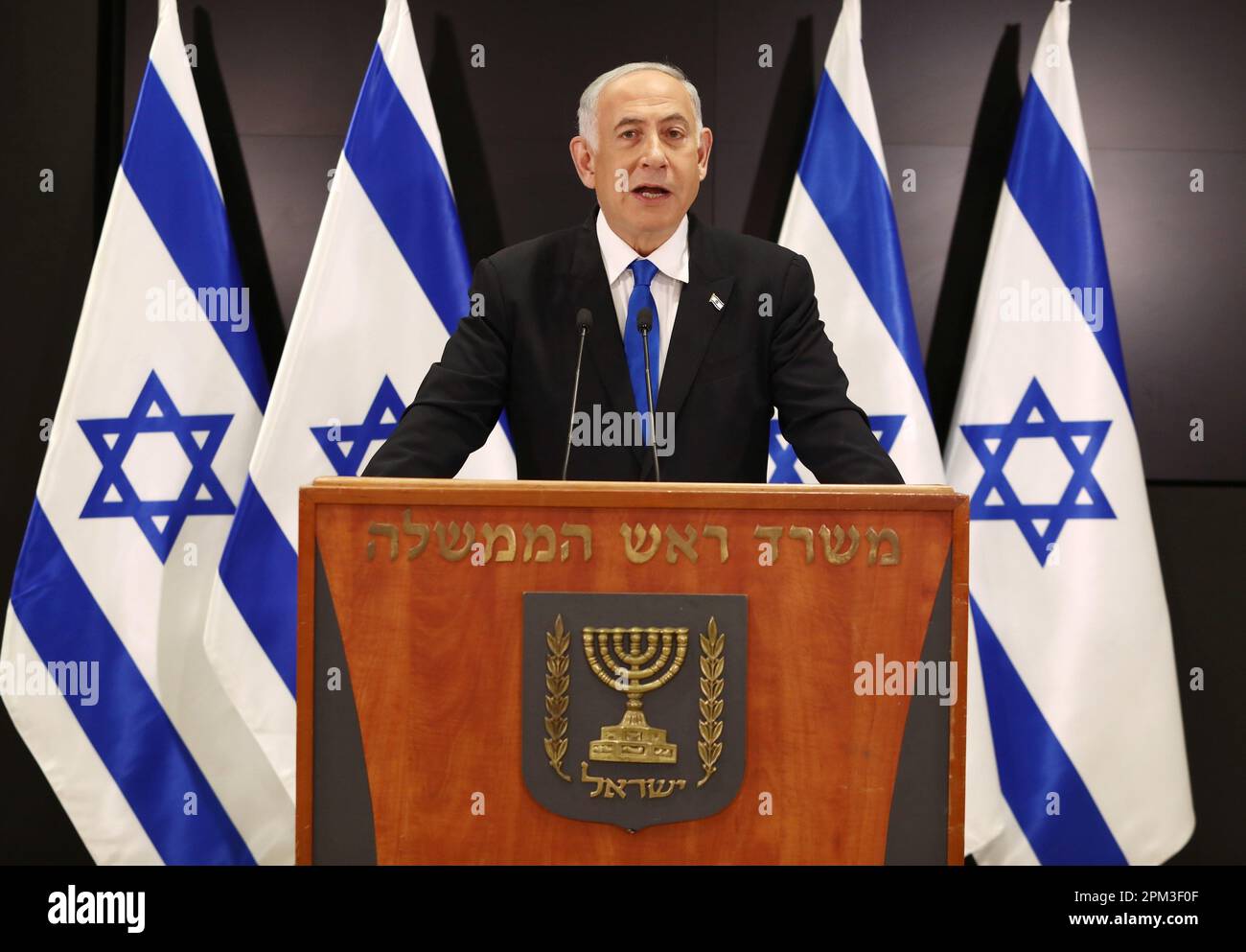 Tel Aviv, Israël. 11th avril 2023. Le Premier ministre israélien Benjamin Netanyahou prend la parole lors d'une conférence de presse à tel-Aviv, Israël, sur 10 avril 2023. Le Premier ministre israélien Benjamin Netanyahu a retiré lundi sa décision de licencier le ministre de la Défense qu'il avait récemment déclaré avoir rejeté pour avoir ouvertement critiqué un plan controversé de refonte du système judiciaire. Lors d'une conférence de presse télévisée, Netanyahou a déclaré qu'il avait décidé de maintenir Yoav Gallant dans sa position, citant l'escalade de la violence dans la région. Credit: Xinhua/Alay Live News Banque D'Images
