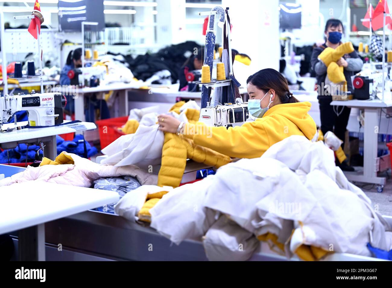 QIANDONGNAN, CHINE 11 AVRIL 2023 les travailleurs font divers types