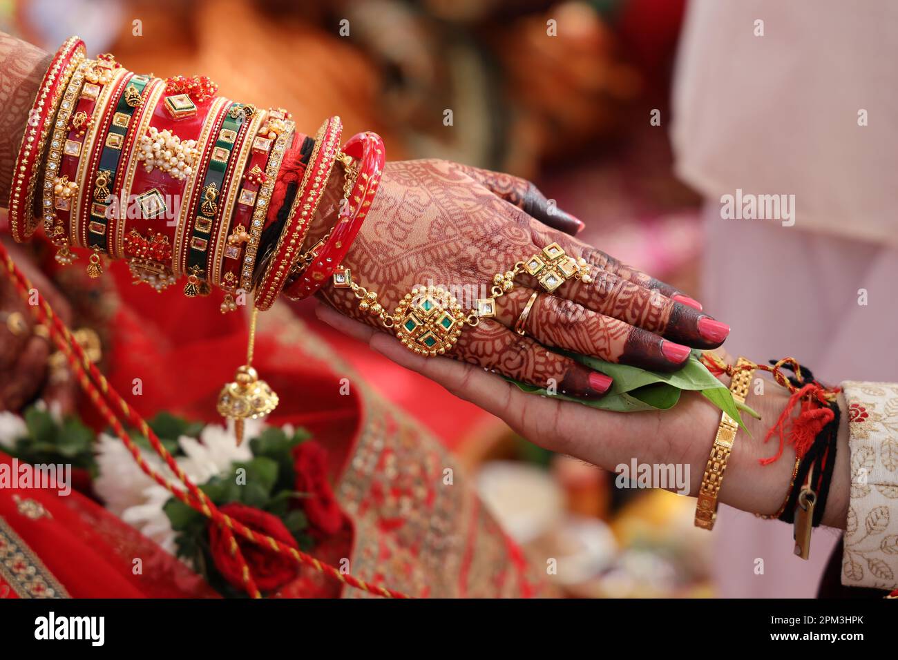 Mariée indienne et marié Hast Melap Tradition, rituels de mariage indiens Banque D'Images