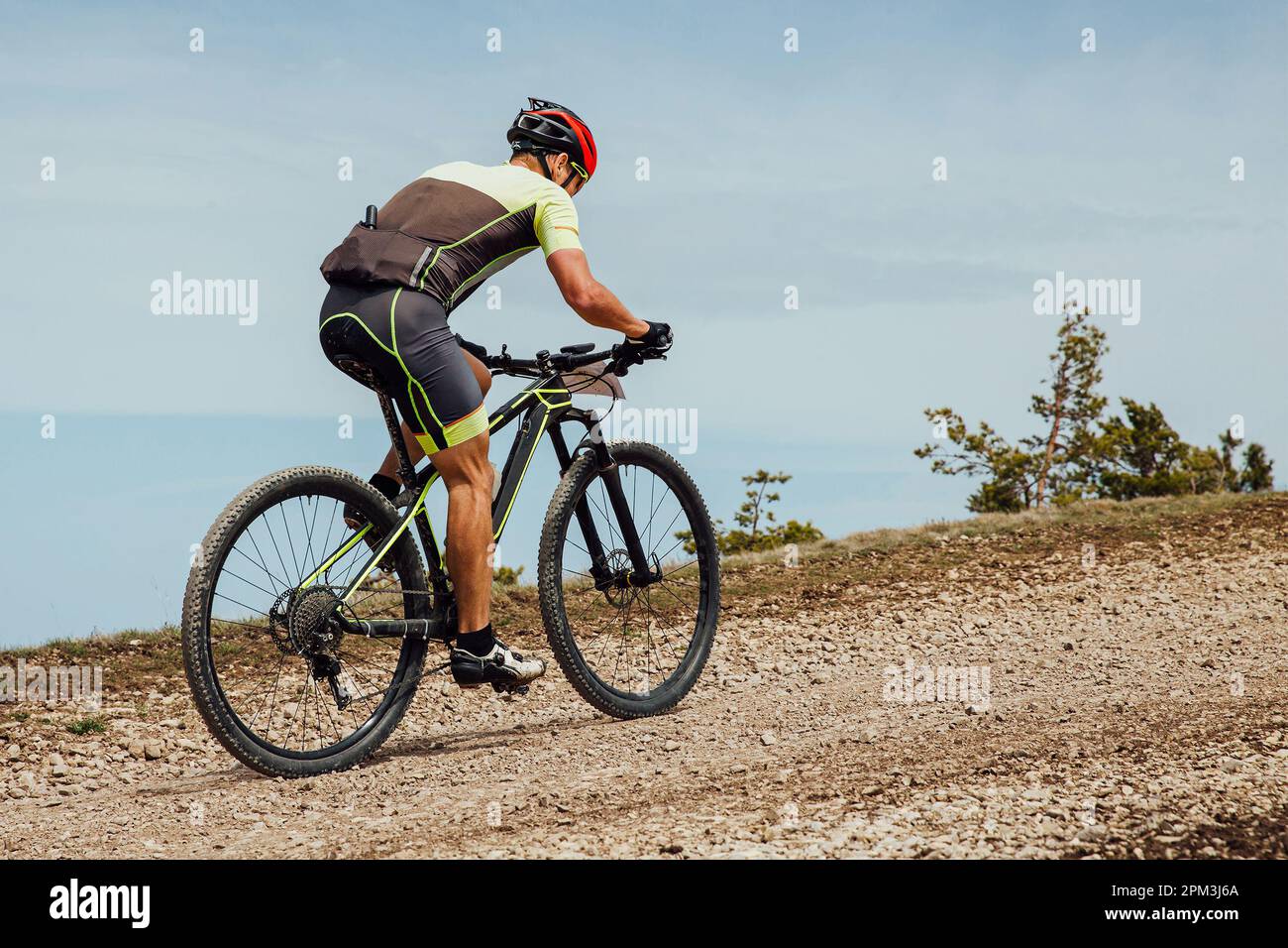 athlète cycliste en montée, vélo sur route de gravier, compétition cycliste Banque D'Images