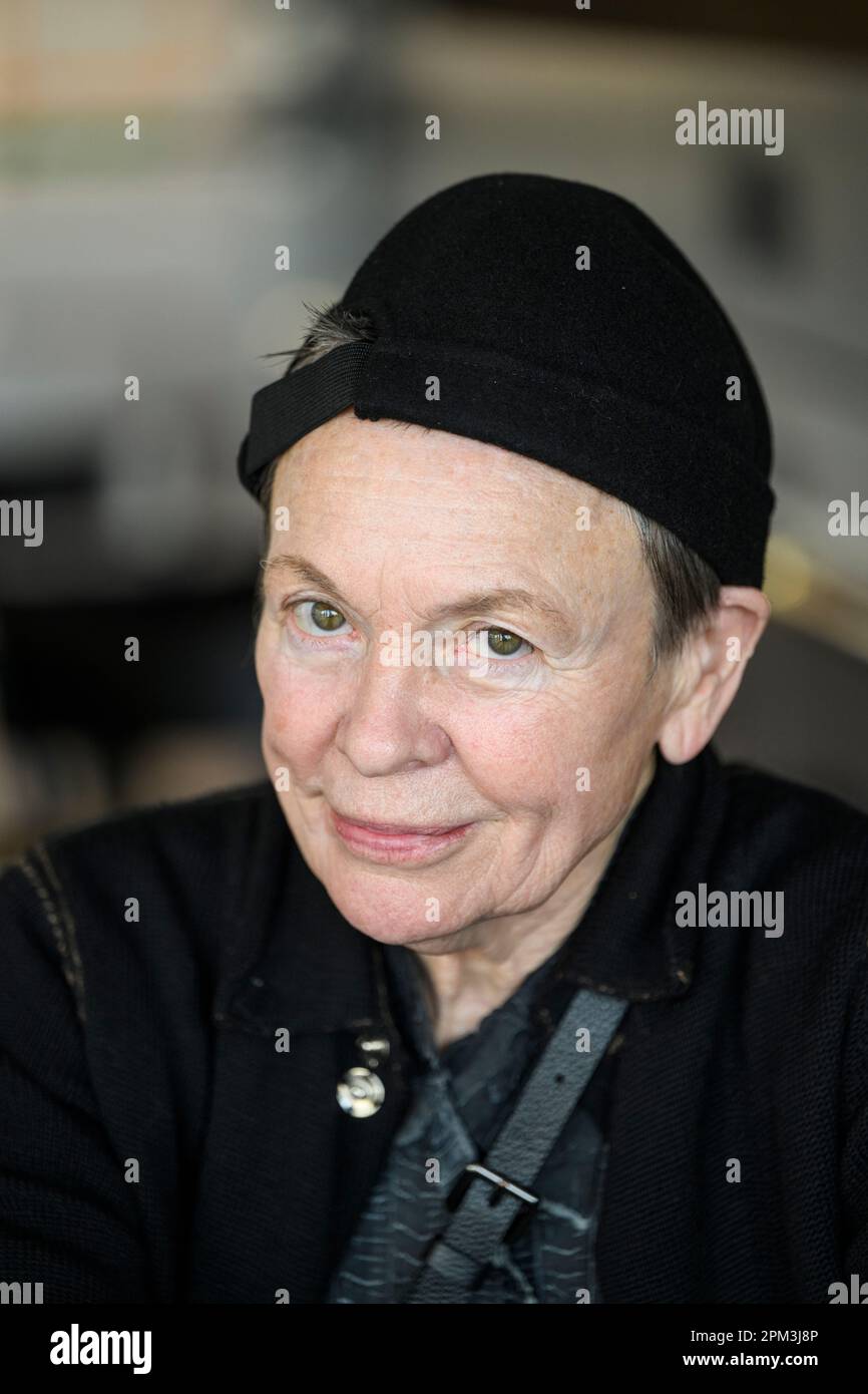 L'artiste d'avant-garde Laurie Anderson a photographié à Stockholm, en Suède, au 23 mars 2023, dans le cadre de l'exposition regardant un miroir sur le côté à Moderna muséet. Photo: Henrik Montgomery / TT / code10060 Banque D'Images