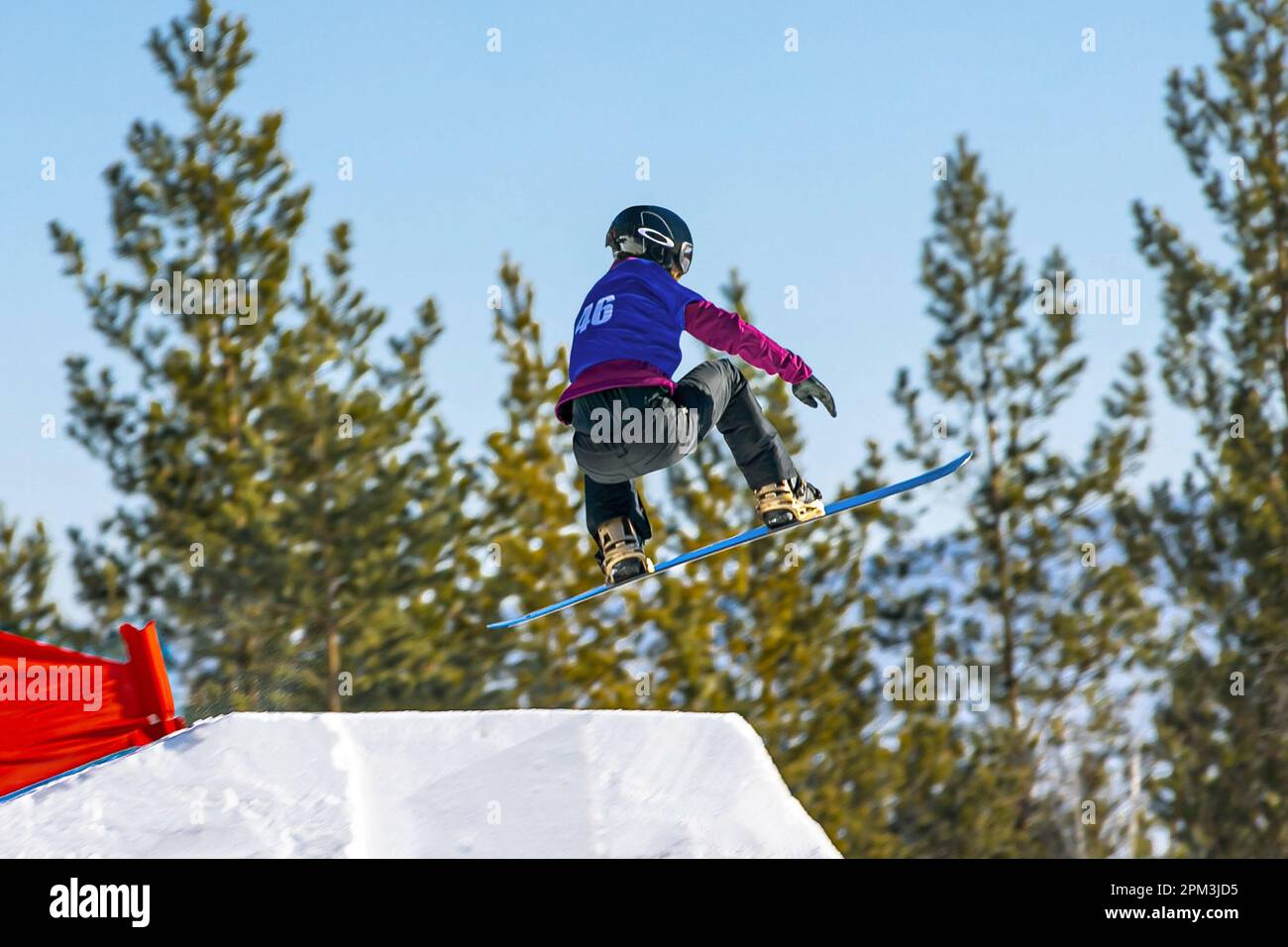 les snowboarders femelles sautent des gouttes dans la compétition de snowboard, les sports d'hiver Banque D'Images