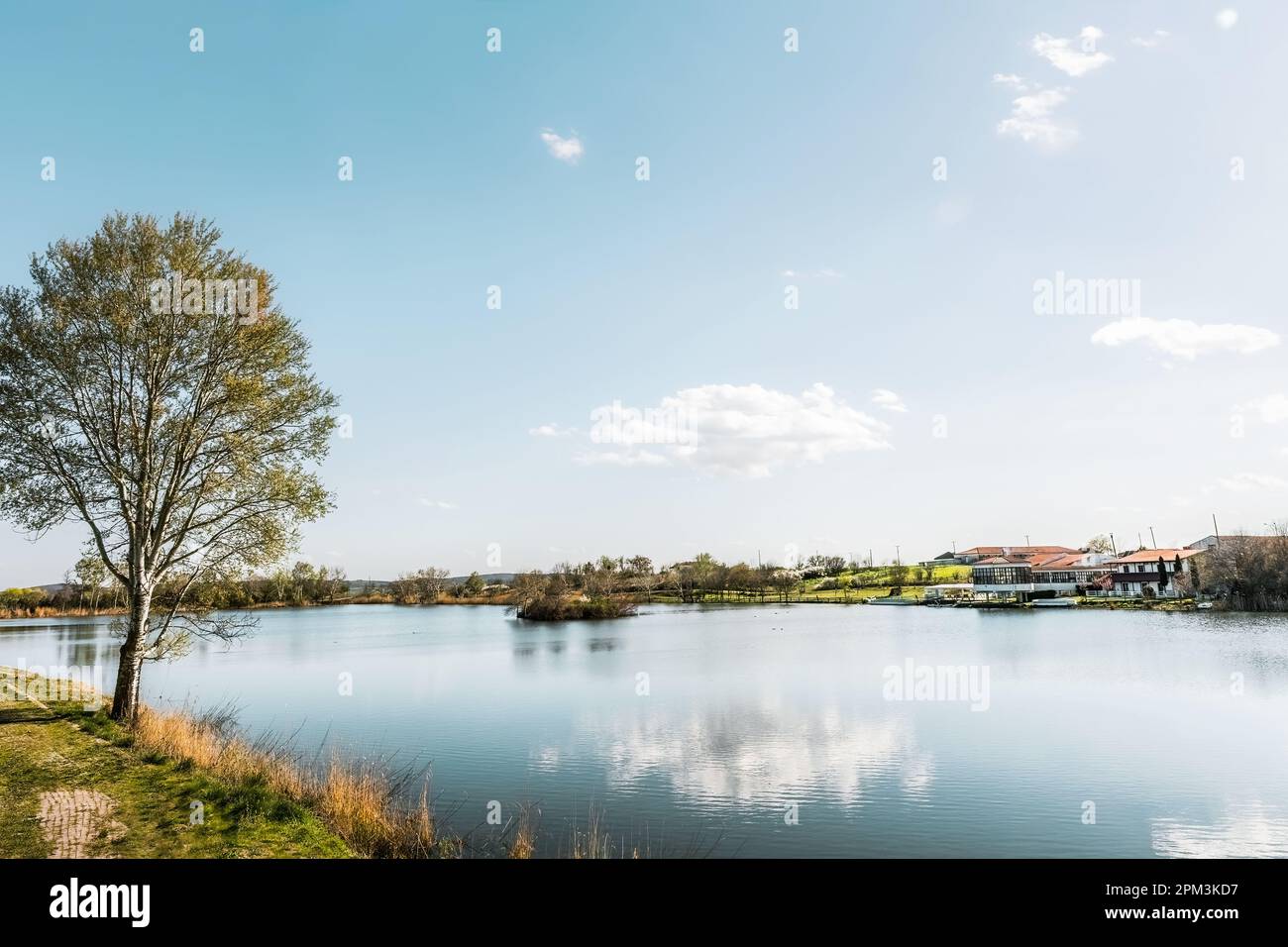 Vue panoramique sur le lac Tychero et l'hôtel Thrassa dans la région de Soufli Evros Grèce 26-03-2023 éditorial Banque D'Images