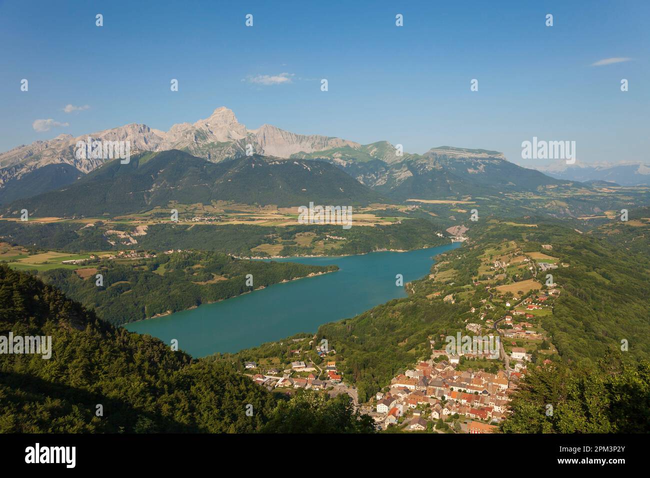 France, Isère, village de corps le long de la route Napoléon RN 85 et du lac  Sautet, Grande tête de l'Obiou (alt : 2789m) dans le massif du Dévoluy en  arrière-plan Photo