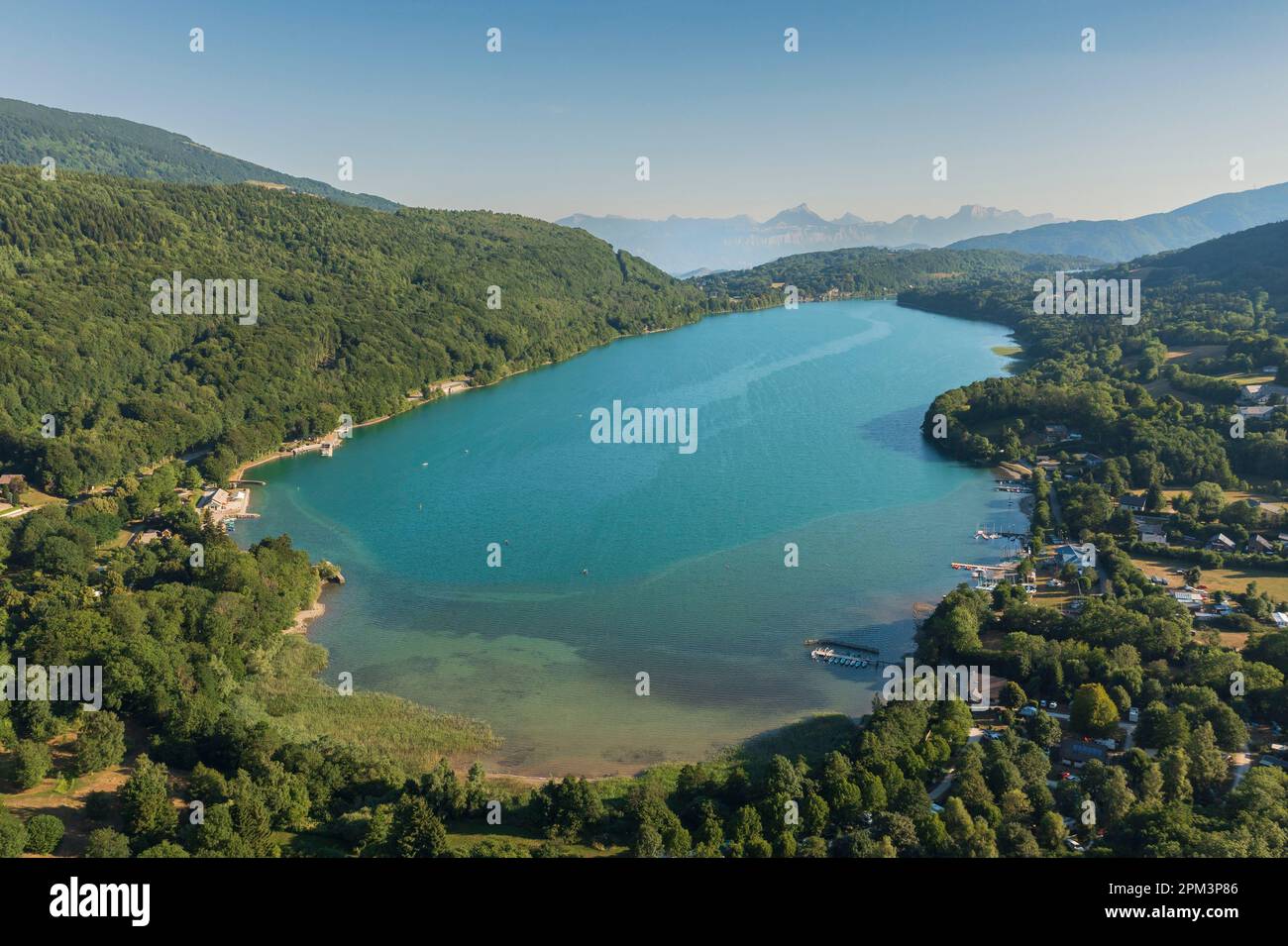 France, Isère, région de la Matheysine (ou plateau matheysin), Laffrey,  Grand Lac de Laffrey, un des quatre lacs de Laffrey, massif de la  Chartreuse en arrière-plan (vue aérienne Photo Stock - Alamy