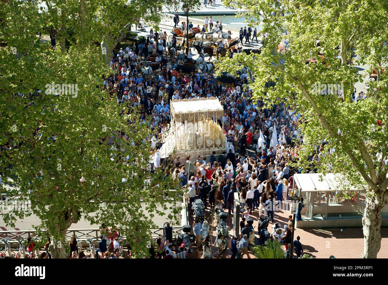 Séville Espagne. Semaine Sainte ou Semana Santa. Un Paso (flotteur) a défilé dans les rues jusqu'à la cathédrale de Séville. Ils sont transportés par des porteurs. Banque D'Images