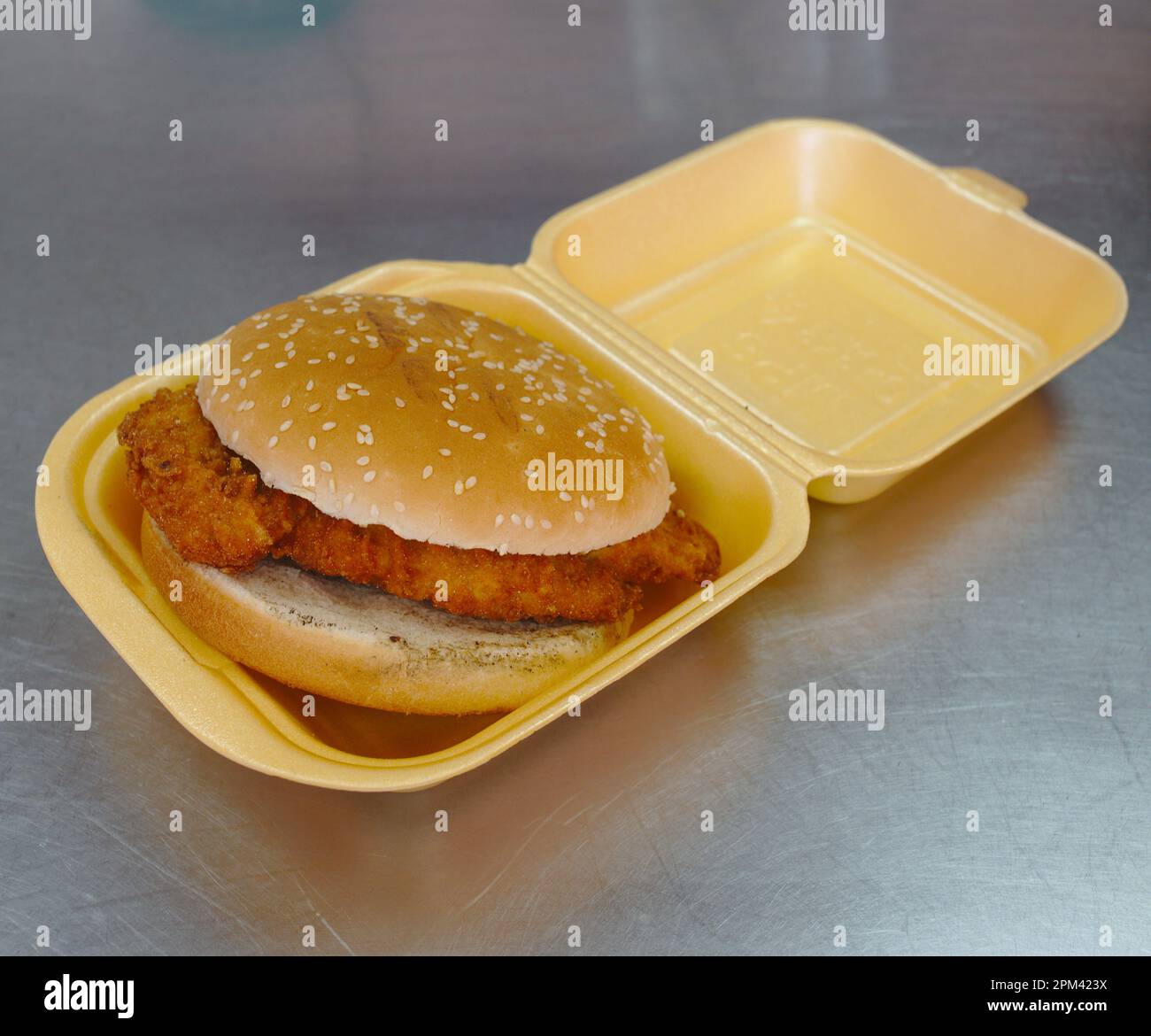 Hamburger de poulet dans une boîte en polystyrène à emporter Banque D'Images