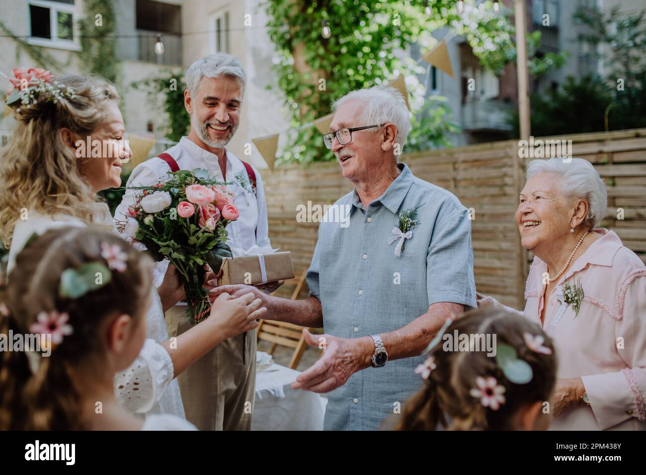 La mariée mature reçoit des félicitations à la réception de mariage à  l'extérieur dans l'arrière-cour Photo Stock - Alamy