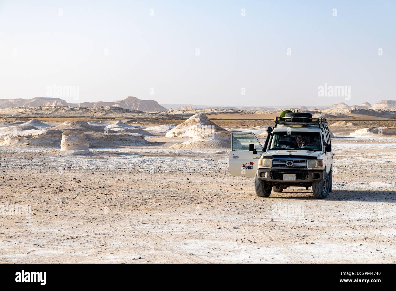 Une excursion en jeep garée dans le désert blanc à Bahariya en Egypte Banque D'Images