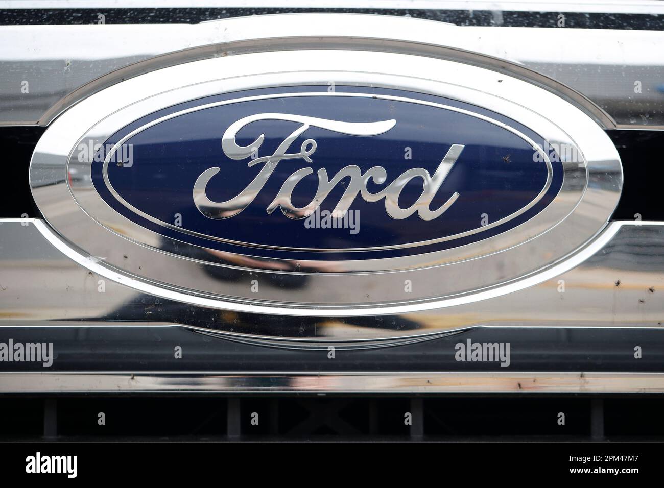 FILE - The Ford company logo is pictured, Oct. 20, 2019, at a Ford dealership in Littleton, Colo. Ford Motor Co. says it will spend $1.34 billion ($1.8 billion Canadian) to convert an SUV factory in suburban Toronto, Ontario, so it can build next-generation electric vehicles. (AP Photo/David Zalubowski, File) Banque D'Images