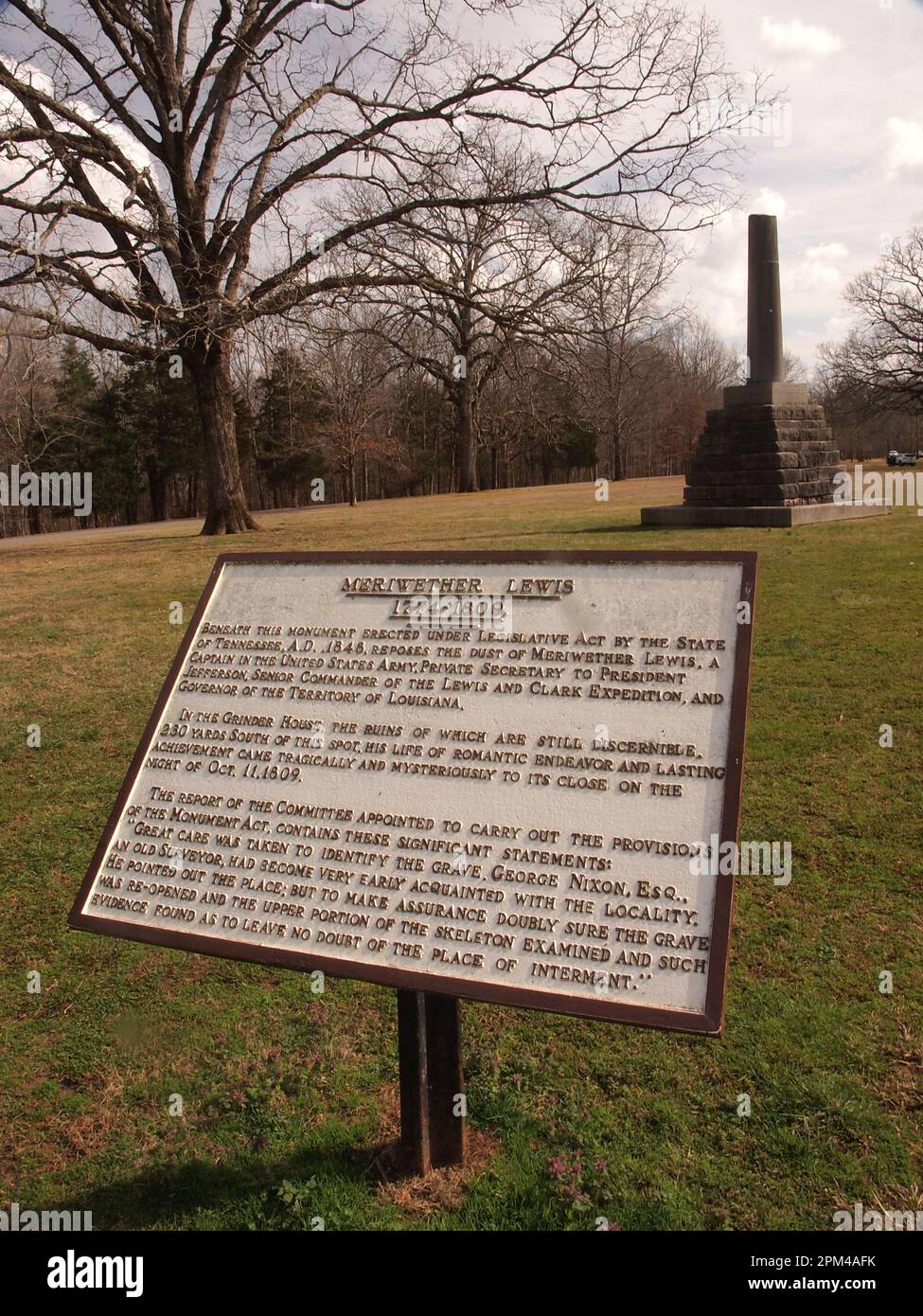 Lieu de sépulture de Merriweather Clark le long de la promenade Natchez Trace au Mississippi avec un grand monument en pierre pour l'explorateur. Banque D'Images