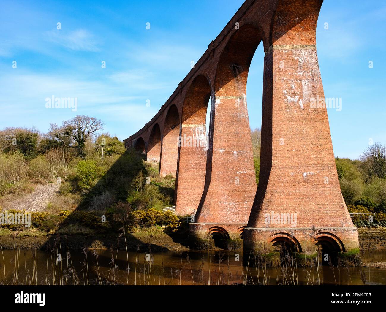 Le viaduc de Larpool traversant la rivière Ask à Whitby. Maintenant, la route de la route de chemin de Cinder entre Whitby et Robin Hoods Bay Banque D'Images