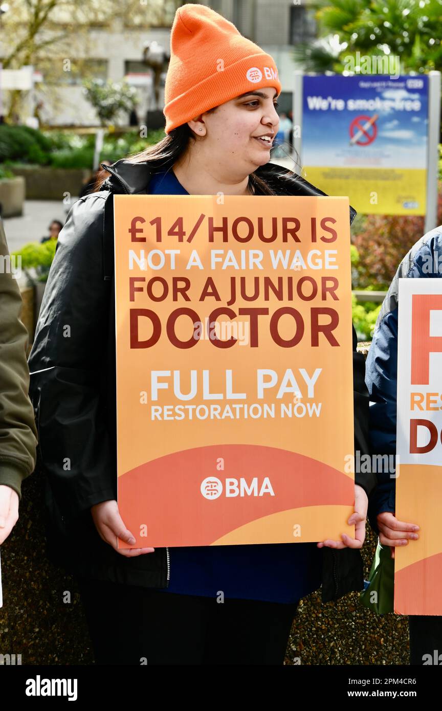 Londres, Royaume-Uni. Ligne de piquet de l'hôpital St Thomas. Les jeunes médecins commencent leur grève de quatre jours sur le salaire et les conditions. La grève des membres de la British Medical Association pourrait entraîner le report de 350 000 nominations et opérations du NHS. Crédit : michael melia/Alay Live News Banque D'Images