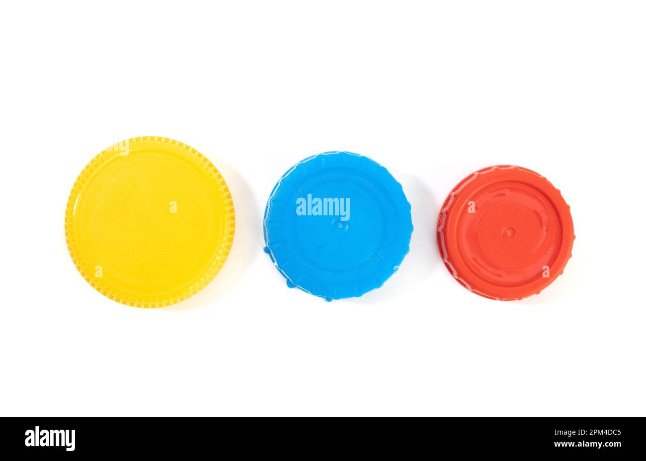 Bouchons à vis en plastique jaune bleu et rouge isolés sur fond blanc Banque D'Images