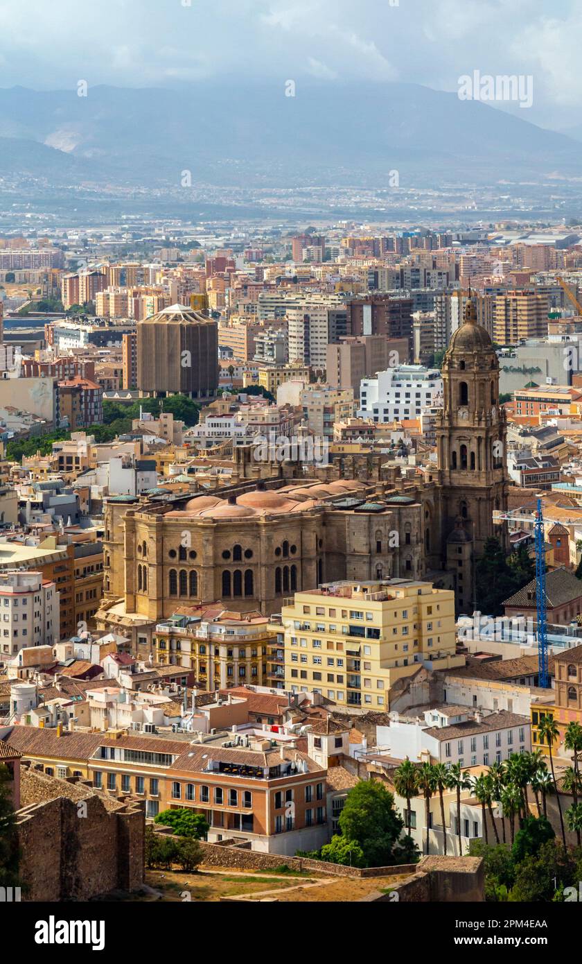 Vue sur les maisons, les appartements et les bâtiments de Malaga une ville importante dans la province de Malaga, Andalousie, sud de l'Espagne avec la cathédrale dans le centre. Banque D'Images