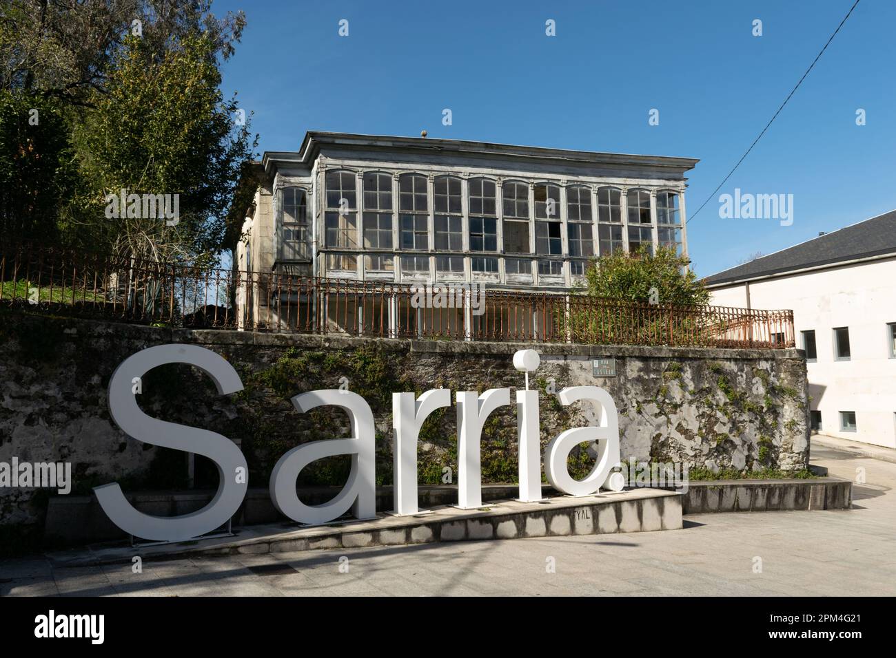 Panneau géant Sarria avec Galicien galeria sur la maison. Espagne Banque D'Images