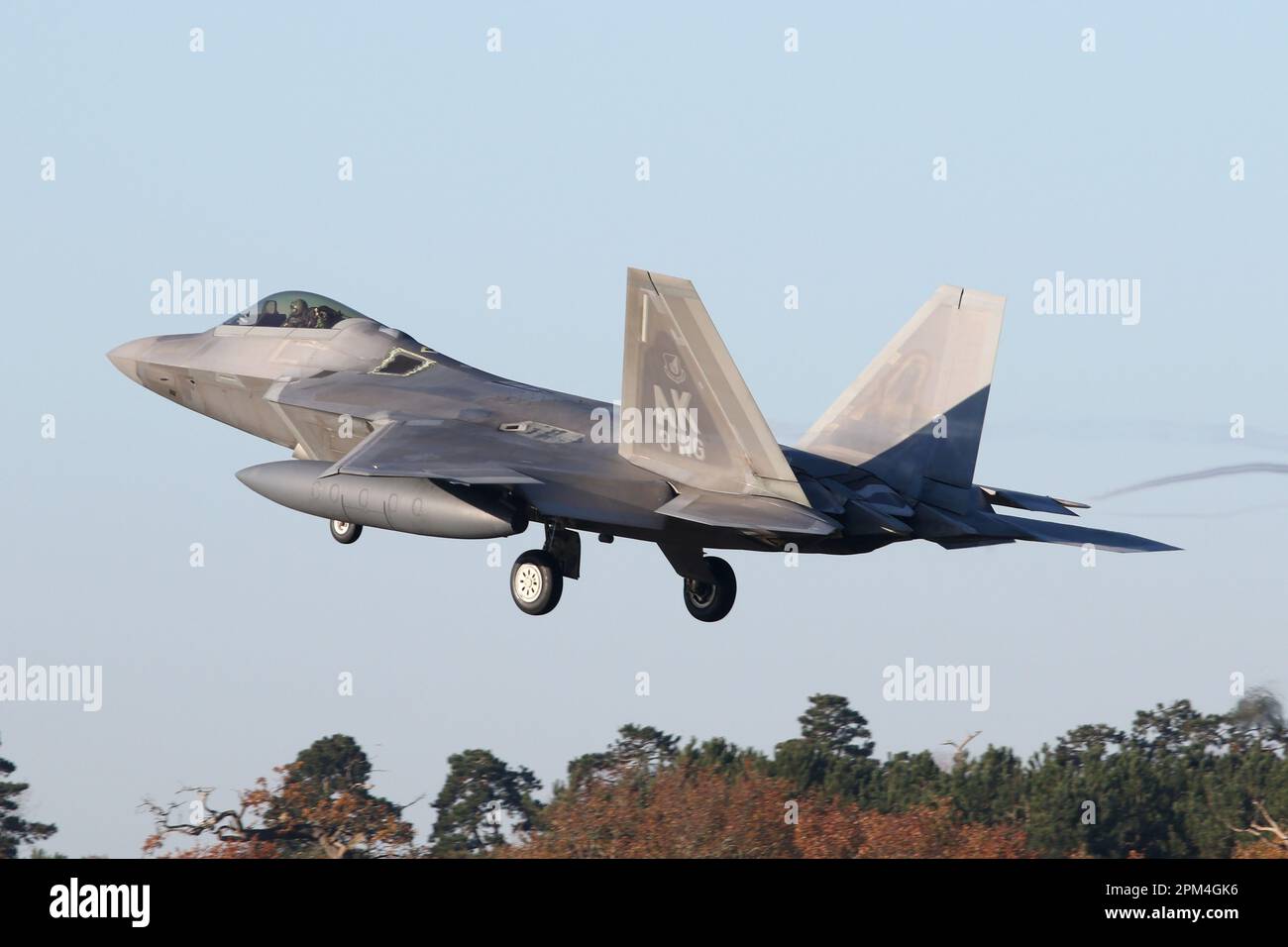 F-22A Raptor de la Fighter Wing Wing 3rd à l'AFB d'Elmendorf en Alaska arrivant à la RAF Lakenheath en route à la maison à la suite d'un déploiement européen. Banque D'Images