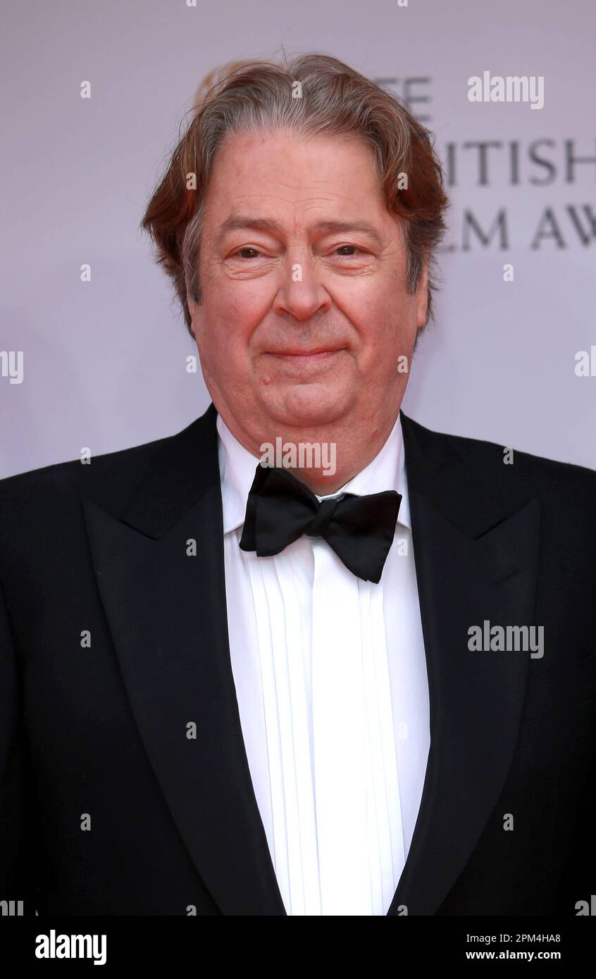 Roger Allam participe aux Prix du film 2022 de l'EE British Academy au Royal Albert Hall de Londres. Banque D'Images