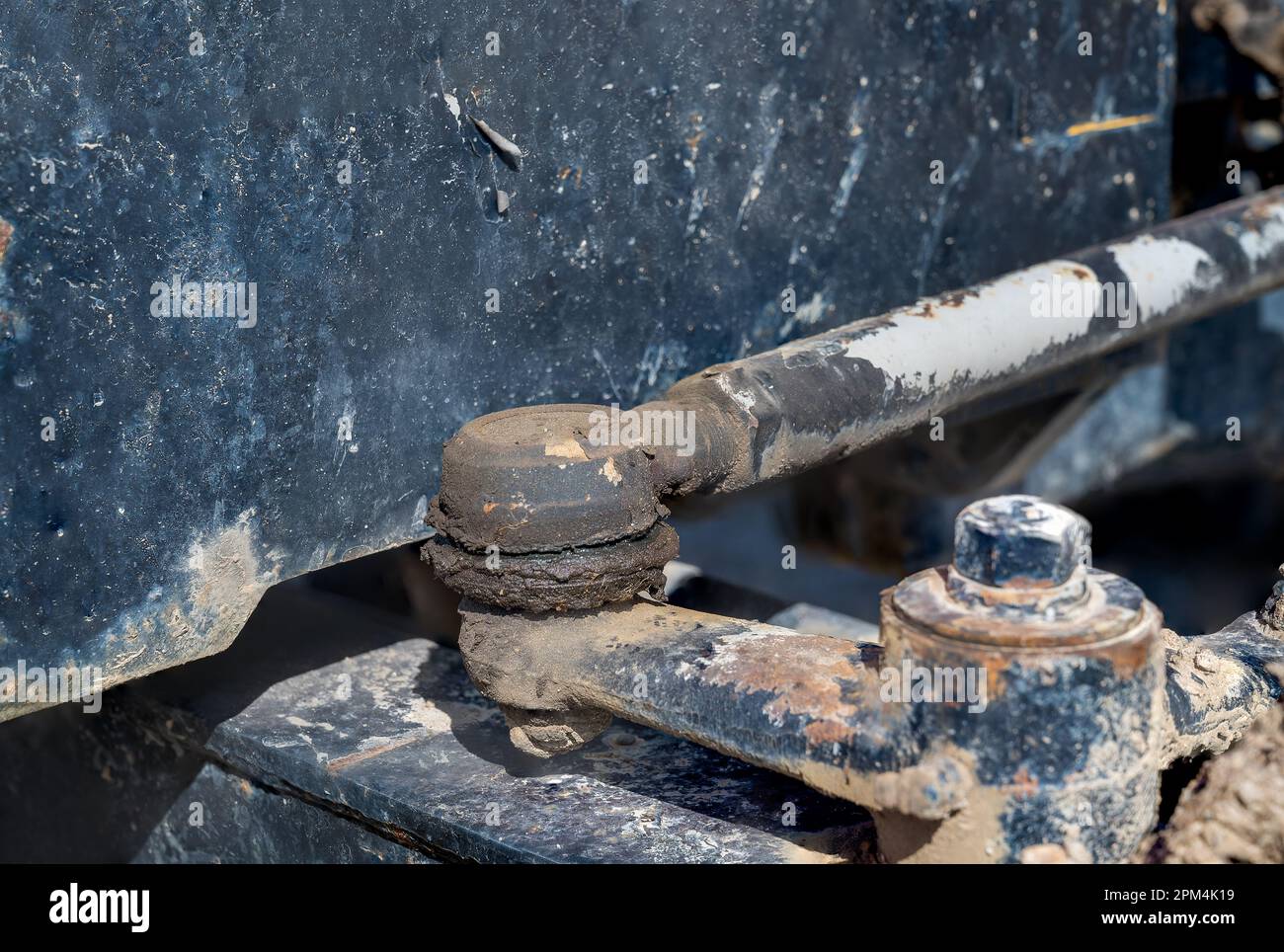 Détail de l'ancien tracteur et des pièces de direction de l'essieu avant avec graisseur Banque D'Images