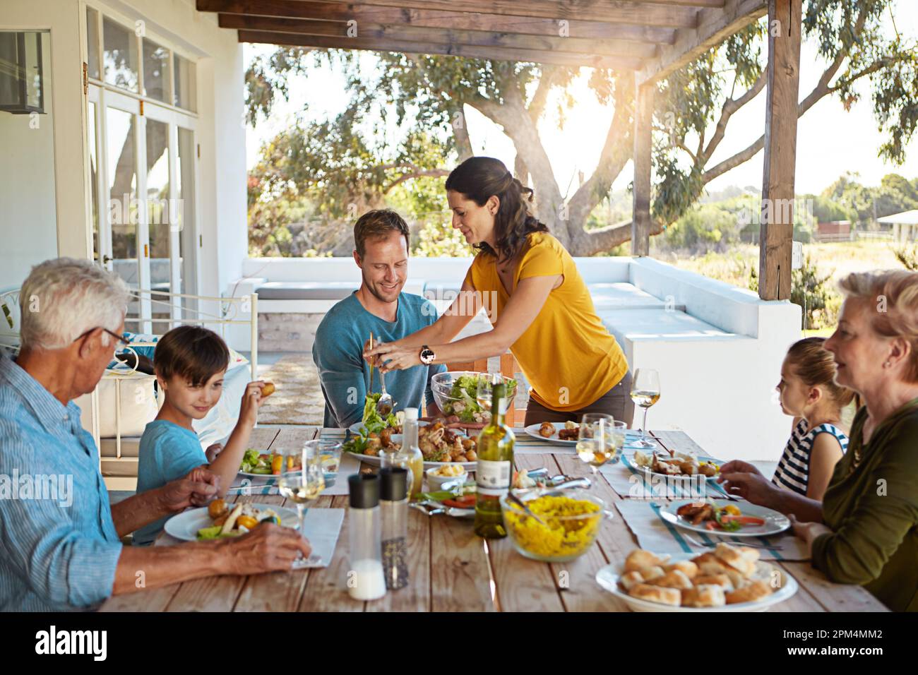Nourriture et famille. Les plus grands plaisirs de la vie. une famille qui  apprécie un repas à la maison Photo Stock - Alamy