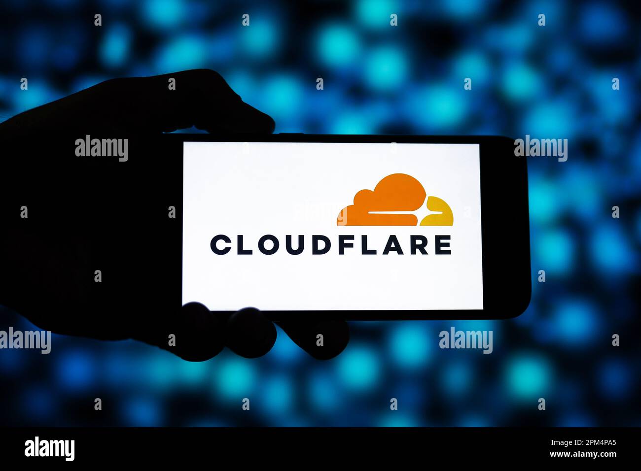 Cloudflare éditorial. Cloudflare est un réseau américain de diffusion de contenu et une société de protection contre les attaques DDoS Banque D'Images
