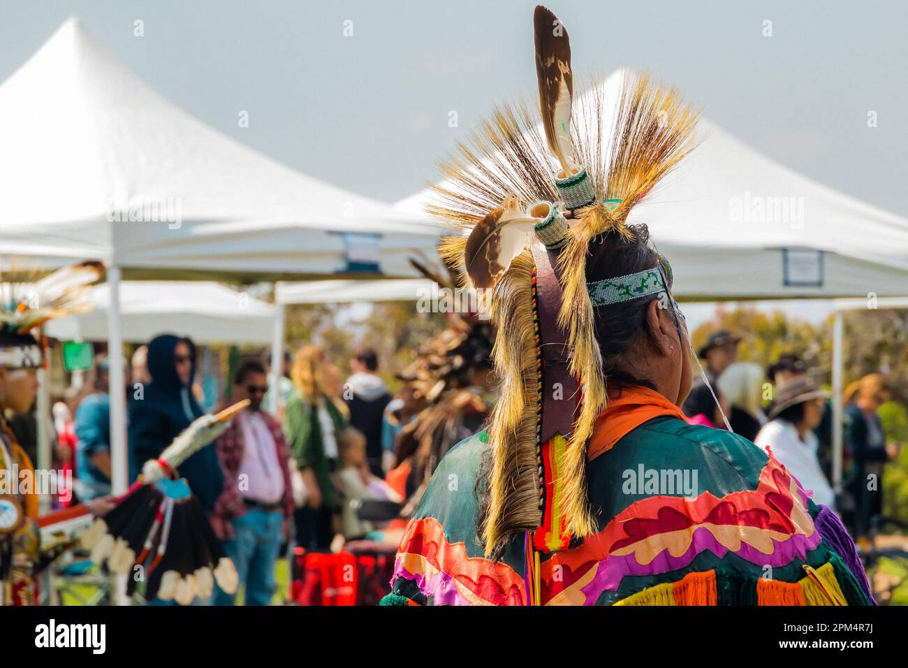 Pouwow. Les Américains autochtones habillés en Regalia. Détails de Regalia en gros plan. Powwow de Chumash Day Banque D'Images