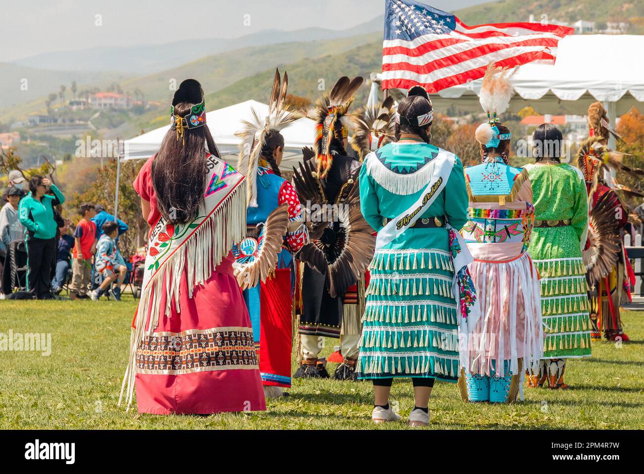 Pouwow. Les Américains autochtones habillés en Regalia. Détails de Regalia en gros plan. Powwow de Chumash Day Banque D'Images