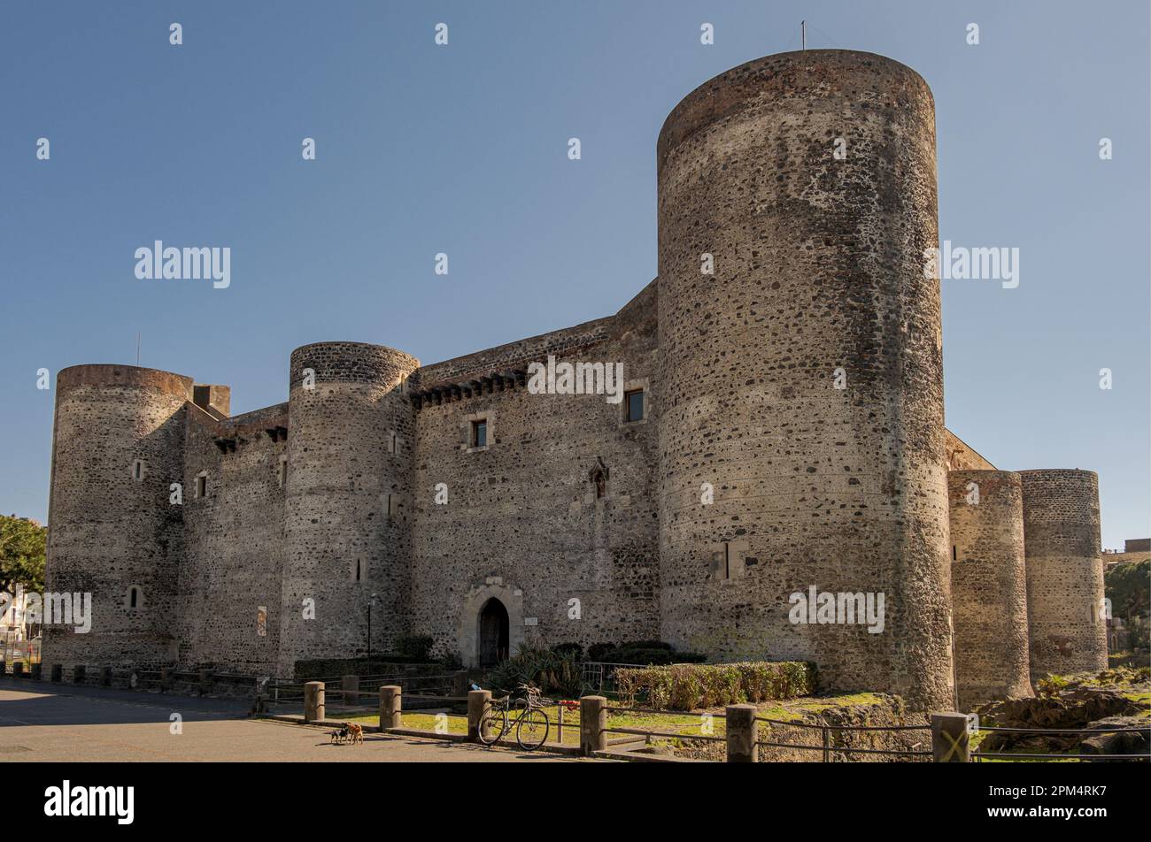 Le château d'Ursino - Castello Ursino - site médiéval de la ville de Catane, Sicile, Italie. Banque D'Images