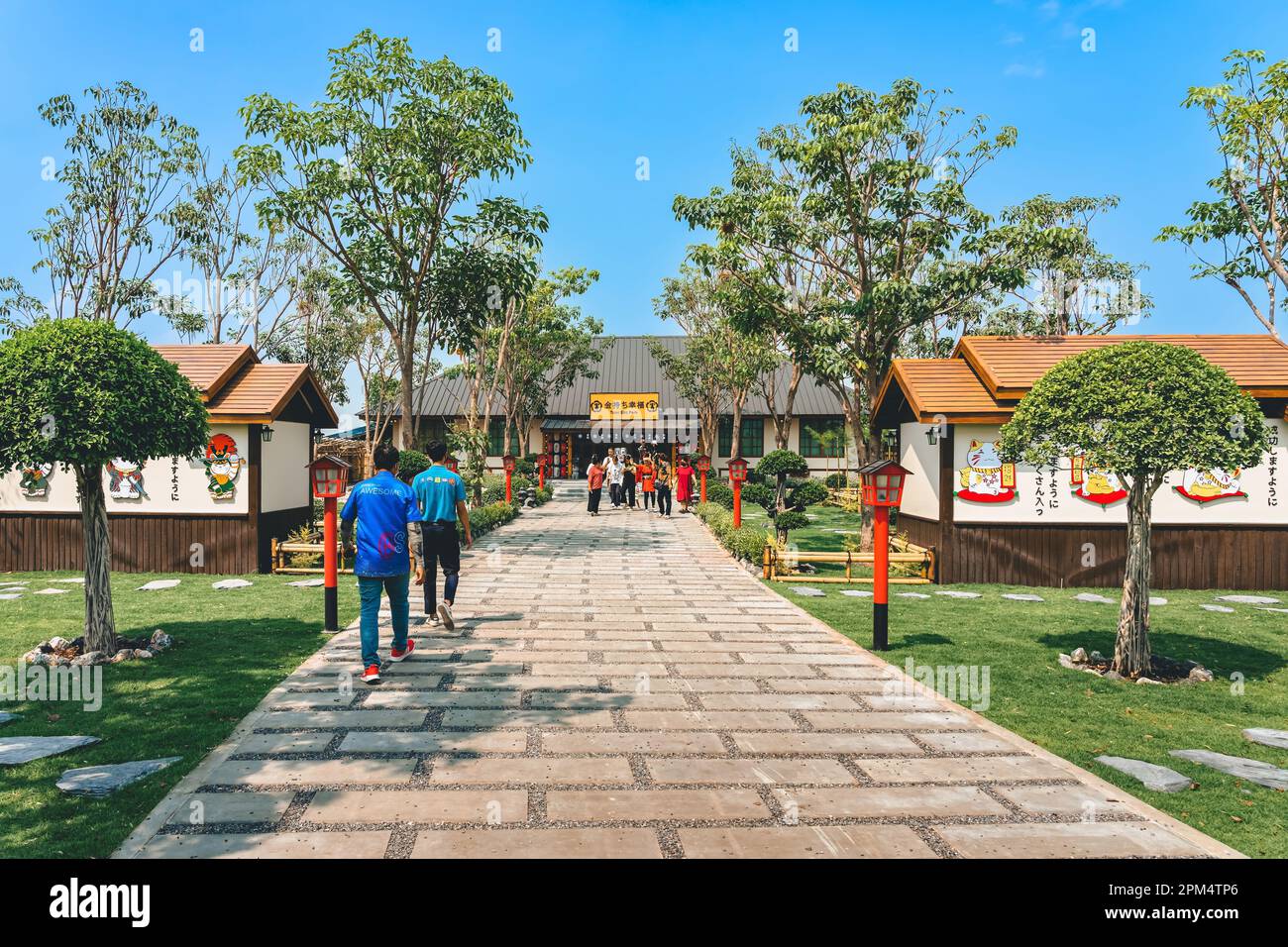 KANCHANABURI -THAÏLANDE, MARS 30 ,2023 : touristes non identifiés viennent visiter et prendre des photos avec restaurant et café avec un beau jardin décoré Banque D'Images