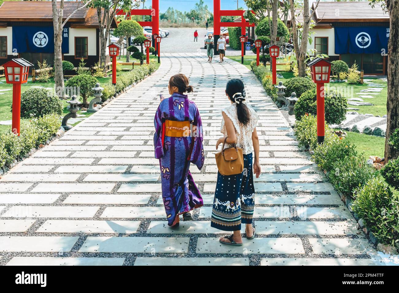 KANCHANABURI -THAÏLANDE, MARS 30 ,2023 : touristes non identifiés viennent visiter et prendre des photos avec restaurant et café avec un beau jardin décoré Banque D'Images