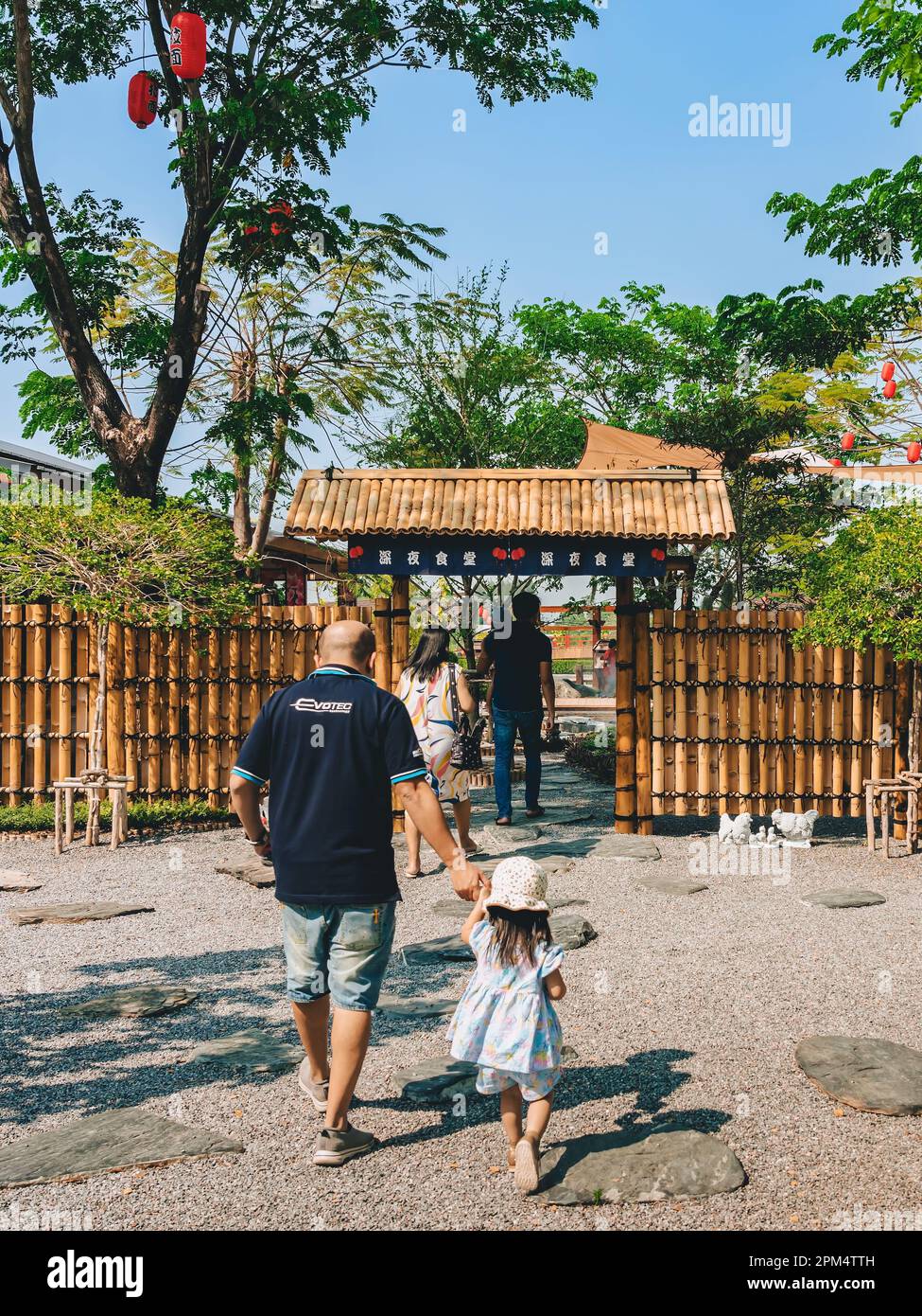 KANCHANABURI -THAÏLANDE, MARS 30 ,2023 : touristes non identifiés viennent visiter et prendre des photos avec restaurant et café avec un beau jardin décoré Banque D'Images