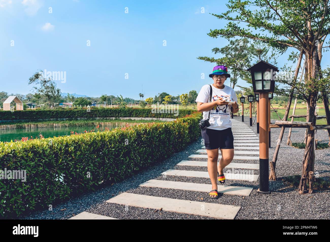 KANCHANABURI -THAÏLANDE, MARS 30 ,2023 : touristes non identifiés viennent visiter et prendre des photos avec restaurant et café avec un beau jardin décoré Banque D'Images