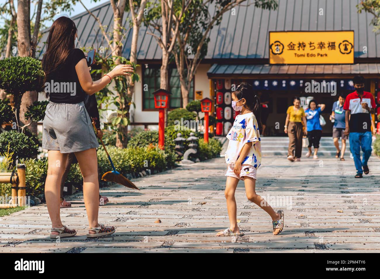 KANCHANABURI -THAÏLANDE, AVRIL 1 ,2023 : touristes non identifiés viennent visiter et prendre des photos avec restaurant et café avec un beau jardin décoré Banque D'Images