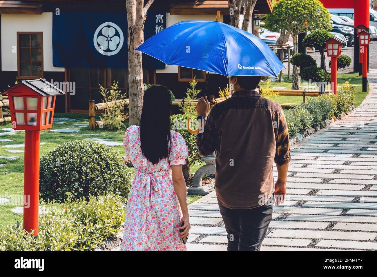 KANCHANABURI -THAÏLANDE, AVRIL 1 ,2023 : touristes non identifiés viennent visiter et prendre des photos avec restaurant et café avec un beau jardin décoré Banque D'Images