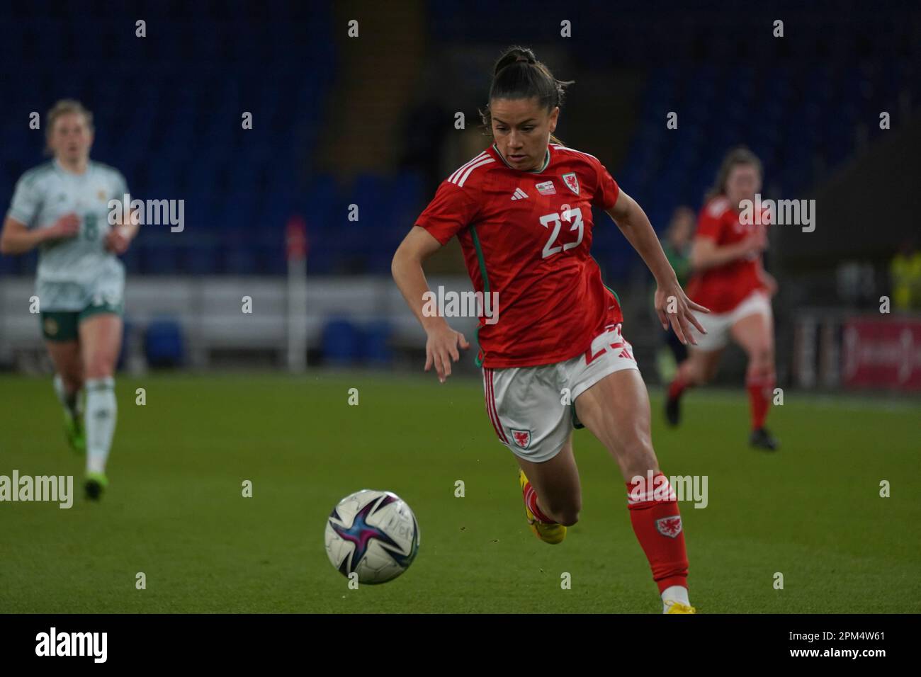 Ffion Morgan en action pour Cymru, pays de Galles 4 v 1 Irlande du Nord, Cardiff City Stadium, 6th avril 2023 Banque D'Images