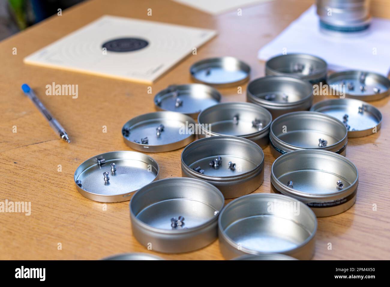 Munitions de carabine à air comprimé en boîtes rondes en métal dans un concours de tir Banque D'Images