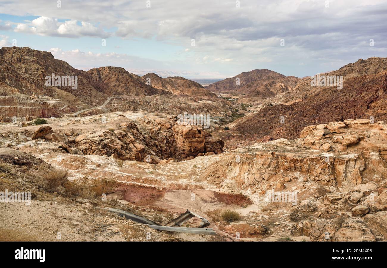 Montagnes Rocheuses paysage près de Feifa, Jordanie, ciel couvert au-dessus, mer morte au loin Banque D'Images