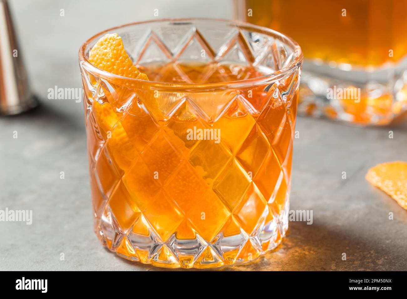 Un cocktail à l'ancienne bourbon froid accompagné d'une tranche d'orange Banque D'Images