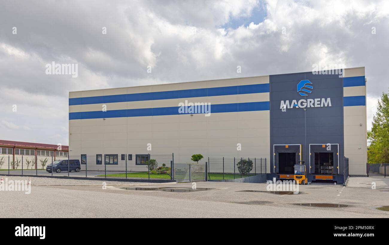 Simanovci, Serbie - 22 août 2022: Entreprise Magem entrepôt matériaux de construction grossiste. Banque D'Images