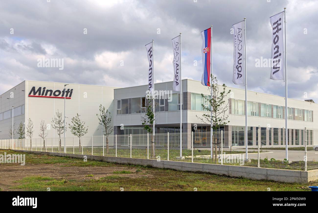 Simanovci, Serbie - 22 août 2022: Entreprise italienne mobilier Minotti et Aqua Casa équipement de salle de bain Bâtiment d'usine et poteaux de drapeau. Banque D'Images