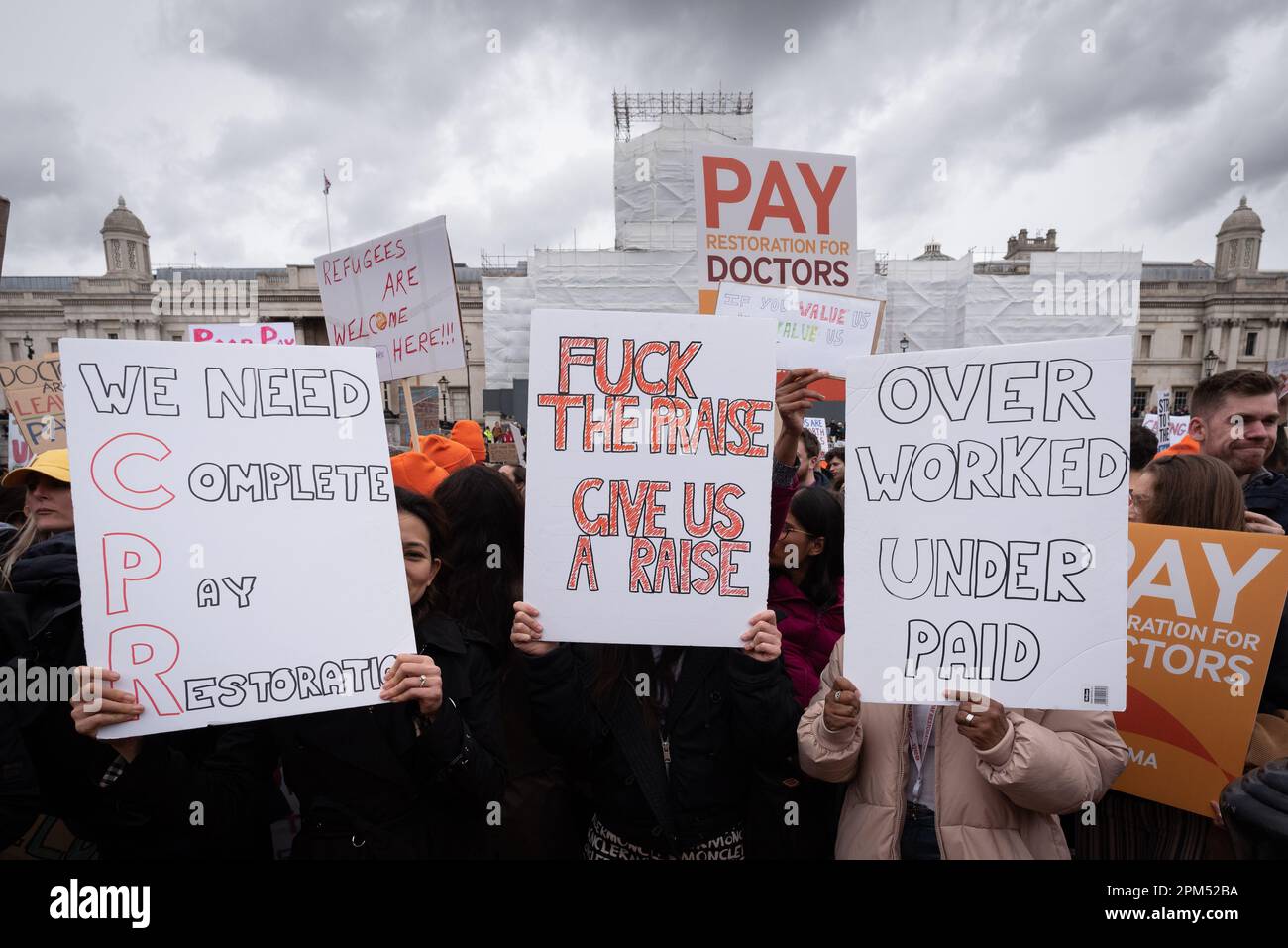 Londres, Royaume-Uni. 11 avril 2023. Les médecins juniors du National Health Service (NHS) en Angleterre commencent une deuxième série de grèves pour parvenir à un plein rétablissement de salaire, Banque D'Images